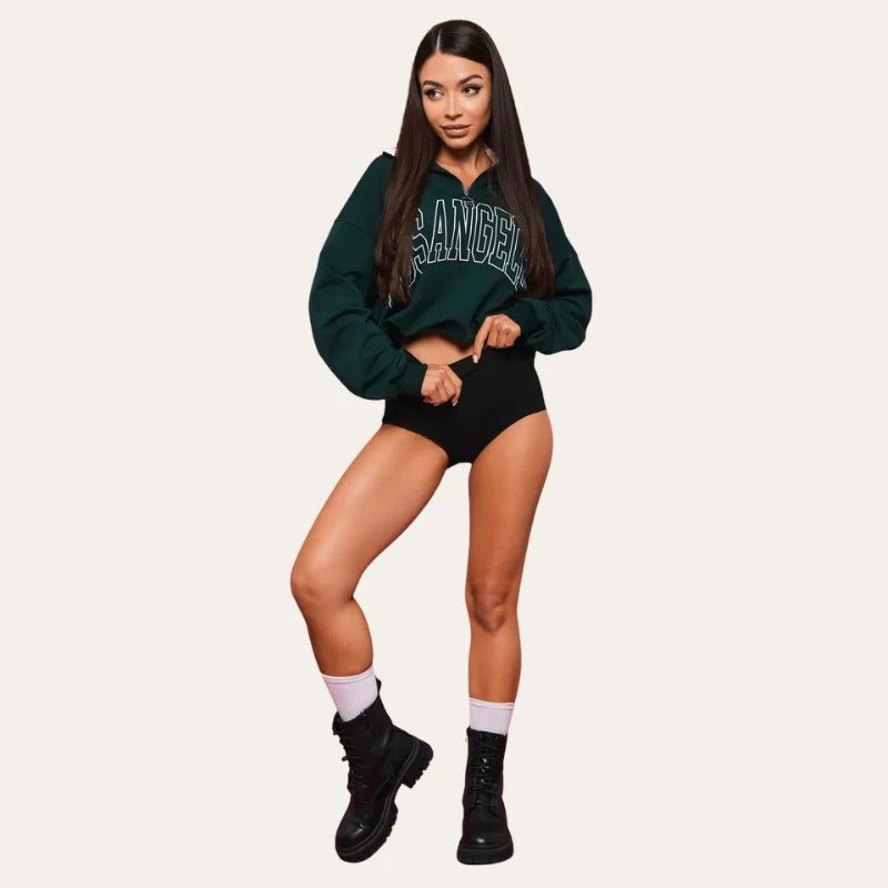 Modelo de corpo inteiro com Cuecas Pure Palum em Preto, cintura média, com sweatshirt verde e botas pretas