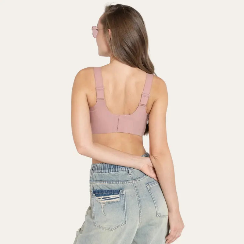 Mulher de costas usando Soutien Aura Rosé com calça de ganga