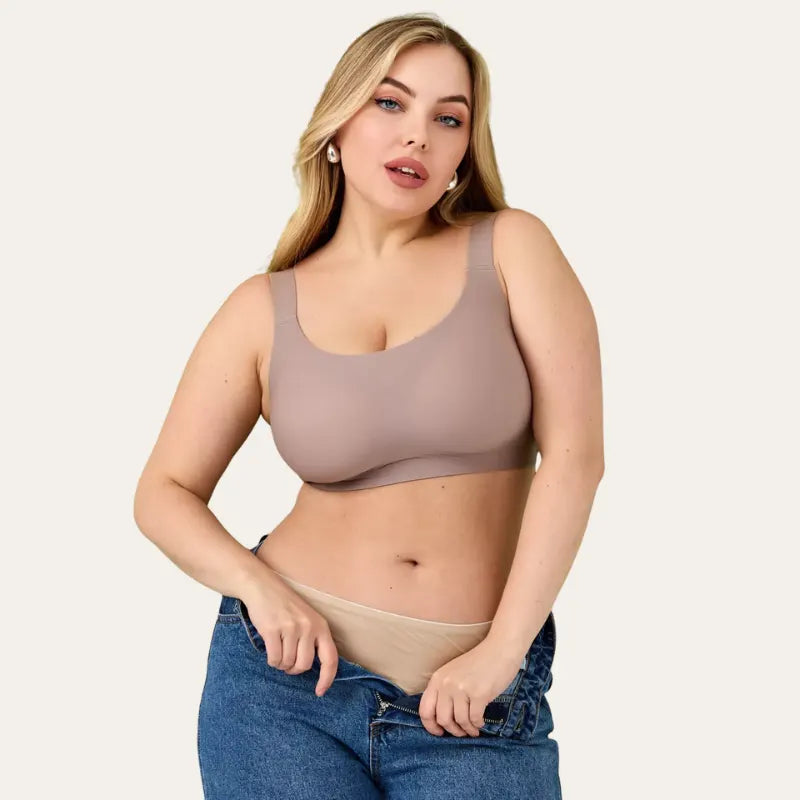 Mulher vestindo Soutien Aura Nude sem aro, ajustando a calça jeans