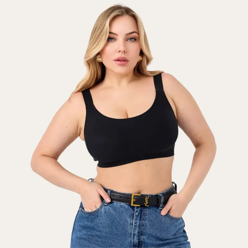 Mulher vestindo Soutien Aura Preto sem aro, com jeans e cinto, mãos nos bolsos