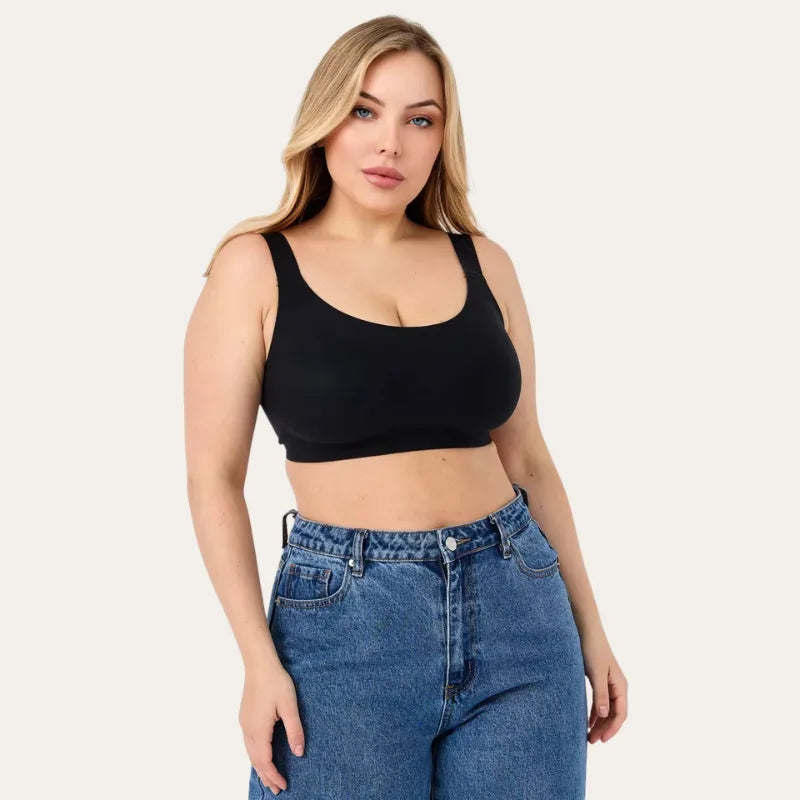 Modelo com Soutien Aura Preto sem aro, mostrando a lateral larga e sem costura, e calças de ganga