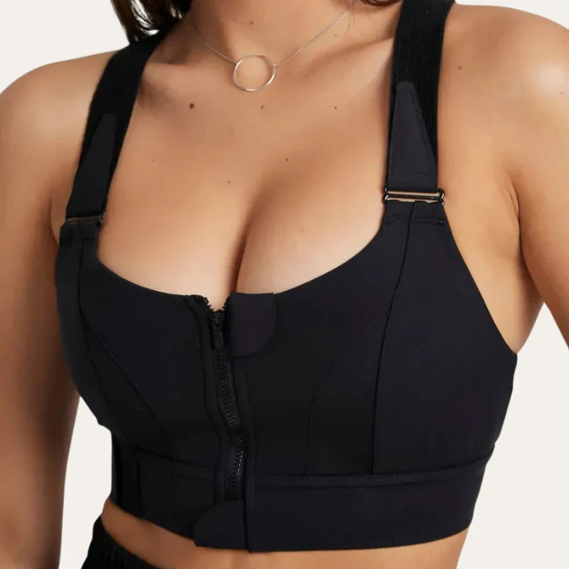 Detalhe frontal do soutien desportivo Alba preto, com fecho de correr, alças largas ajustáveis e recortes nas taças