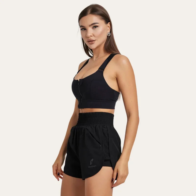 Modelo de perfil vestindo soutien desportivo Alba preto com calções desportivos pretos