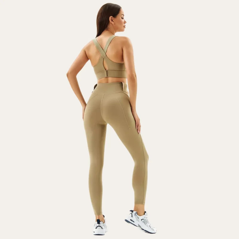 Modelo de costas a usar o soutien desporto Alba caqui com leggings, a mostrar as alças cruzadas