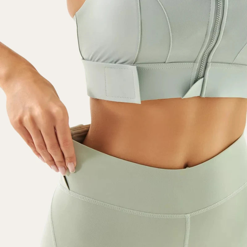 Detalhe do ajuste em velcro na banda do soutien desportivo Alba verde acinzentado