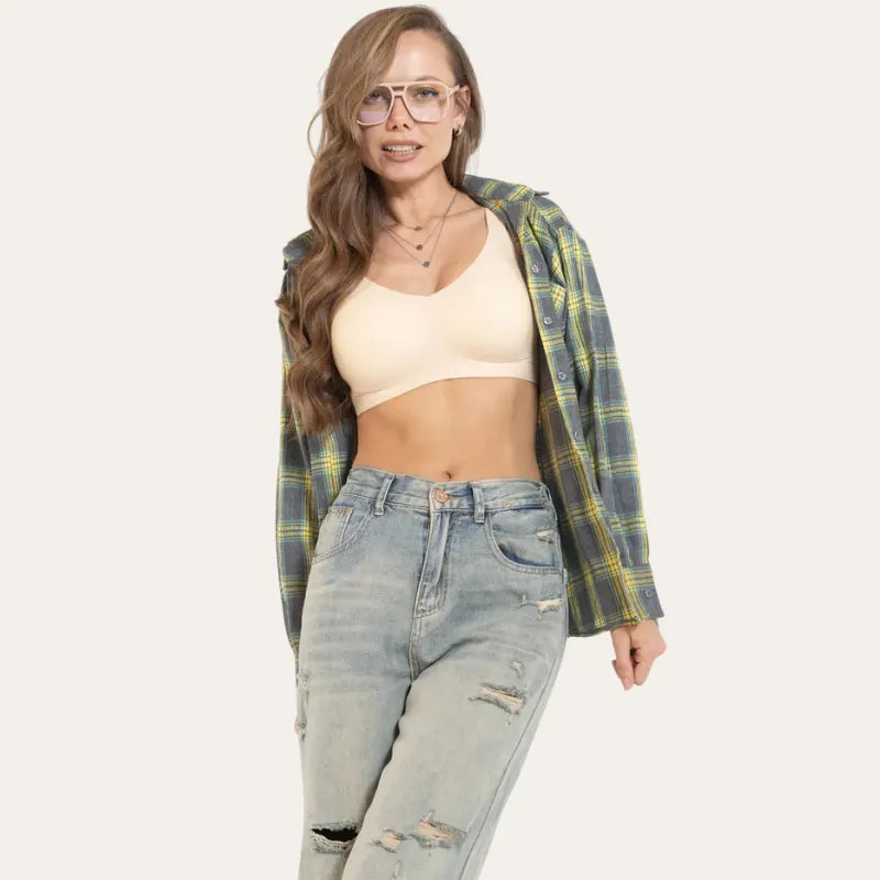 Modelo com Soutien Grace Bege sob camisa xadrez aberta e calças de ganga