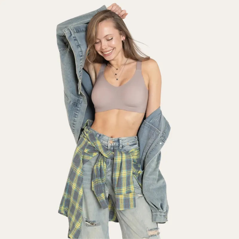 Modelo com Soutien Grace Nude sob jaqueta de ganga em look casual