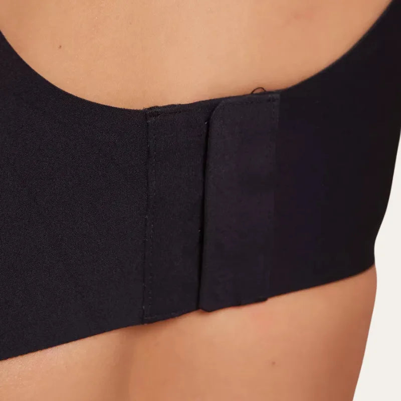 Detalhe do fecho de colchetes do Soutien Grace Preto nas costas