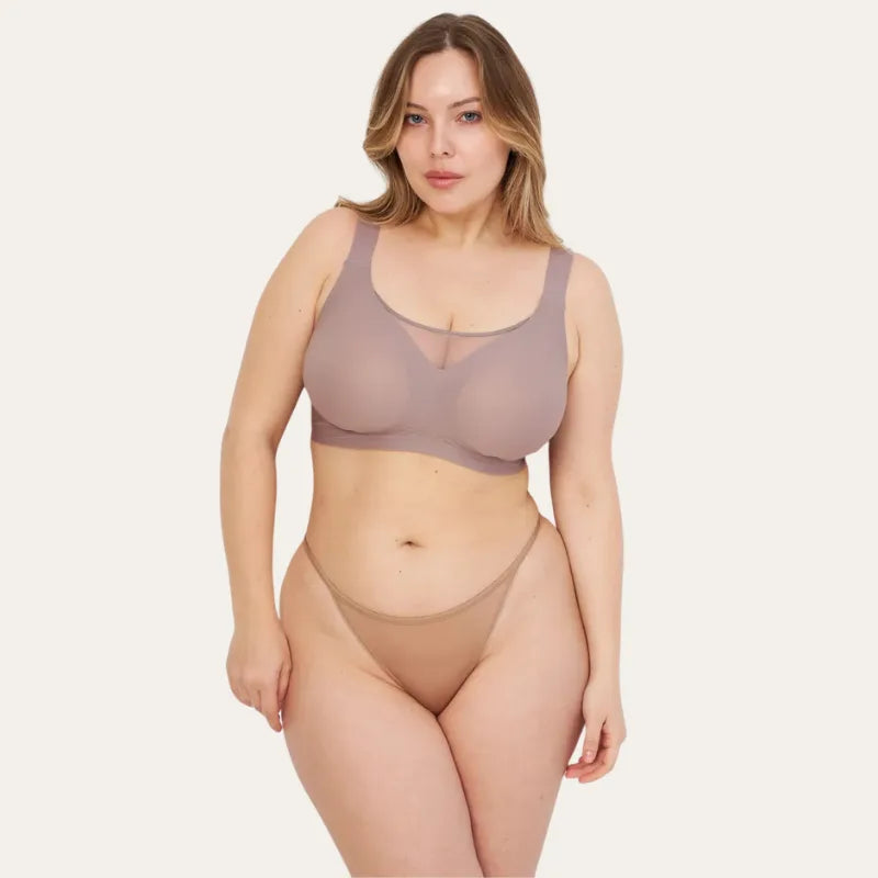 Mulher a usar o Soutien Nabel nude com tanga nude, de frente
