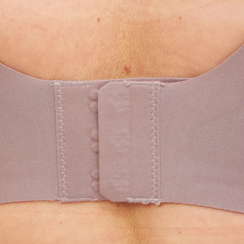 Detalhe do fecho de colchetes do Soutien Nabel nude, nas costas