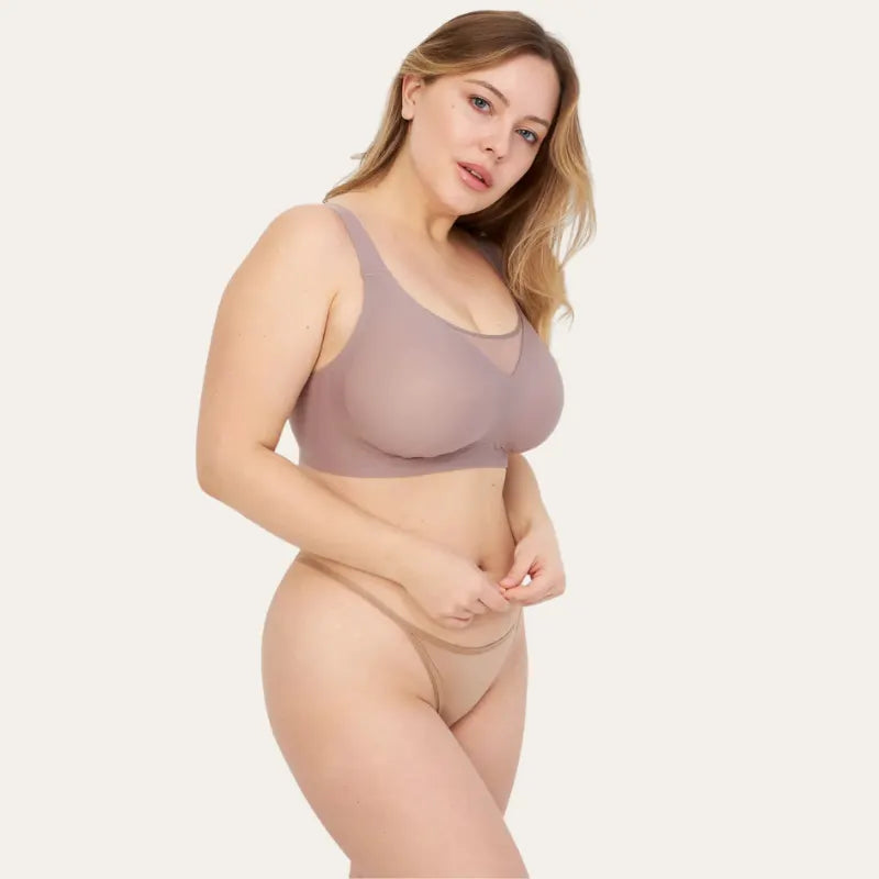Mulher de lado a usar o Soutien Nabel nude com tanga nude