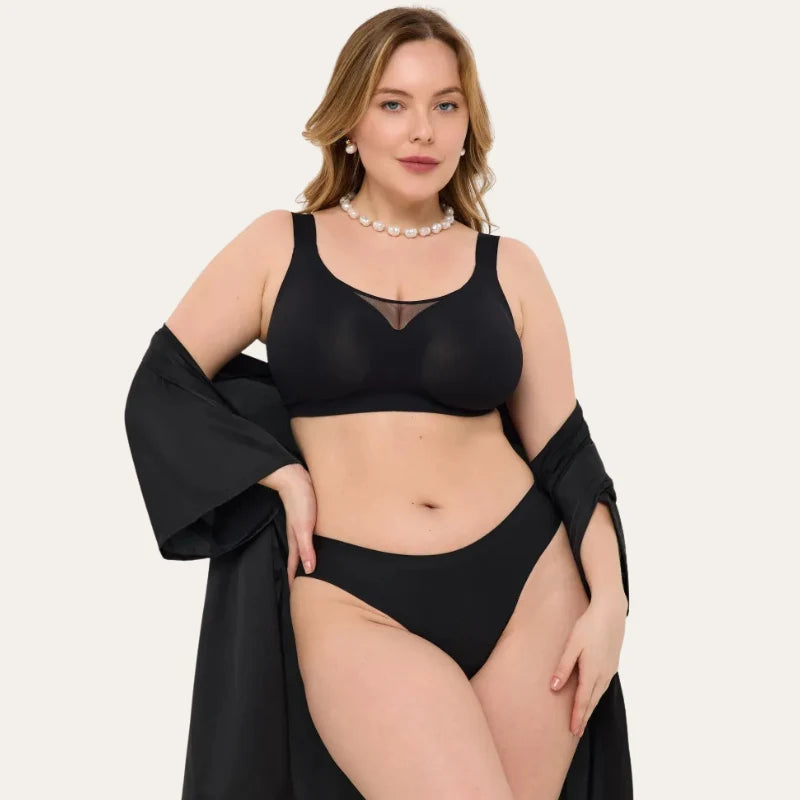 Mulher a usar o Soutien Nabel preto com cuecas pretas e roupão de cetim, com recorte em tela no decote