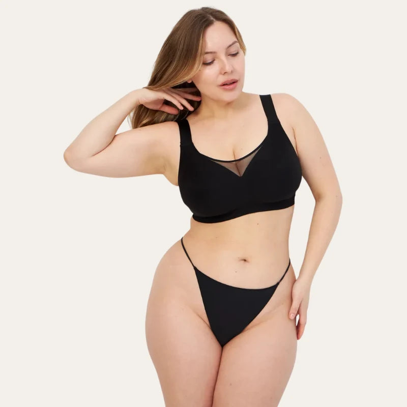 Mulher a usar o Soutien Nabel preto com tanga preta, com a mão no cabelo