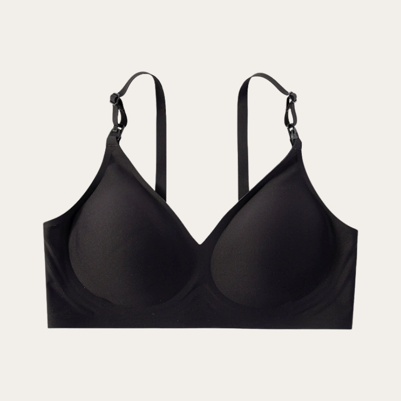 Soutien para amamentar Maia preto visto de frente, com taças moldadas, decote em V e alças finas com clip, em fundo neutro