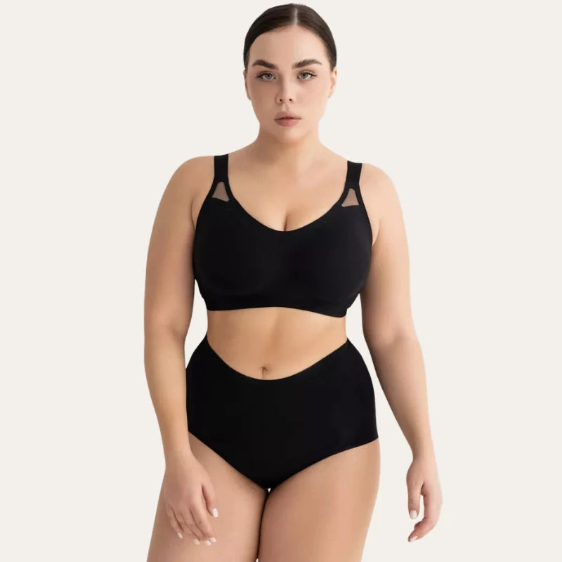 Mulher vestindo Soutien Pilier Preto sem aro com calcinha modeladora de cintura alta preta