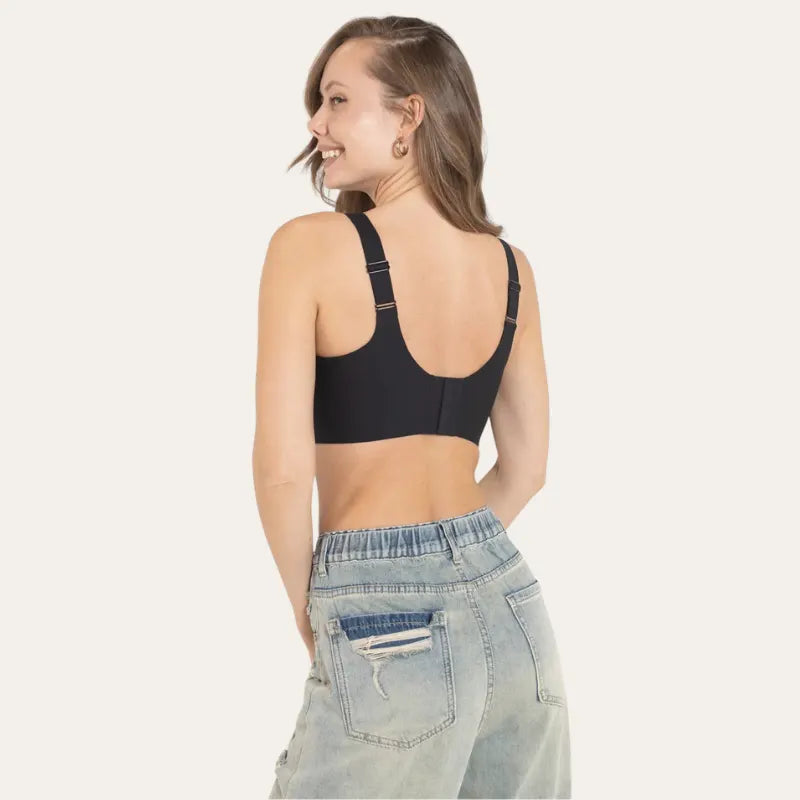 Mulher de costas usando o Soutien Sávia preto, com calças de ganga