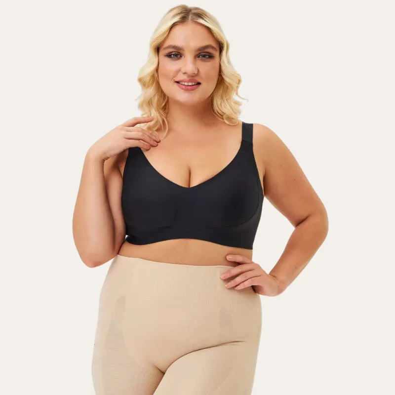 Mulher sorrindo com Soutien Vega Preto sem aro e legging modeladora bege