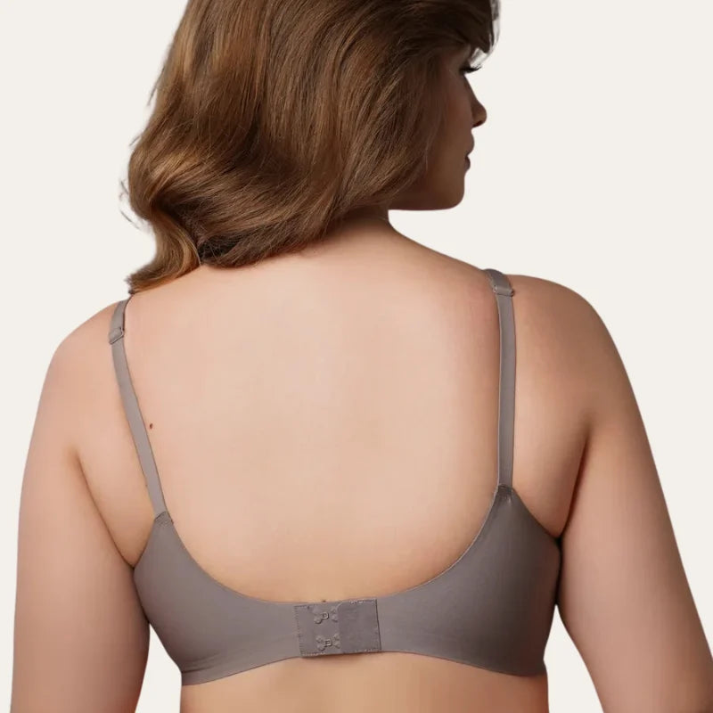 Bralette Noar Le Liss nude sem aros vista traseira com fecho e alças reguláveis em modelo plus size
