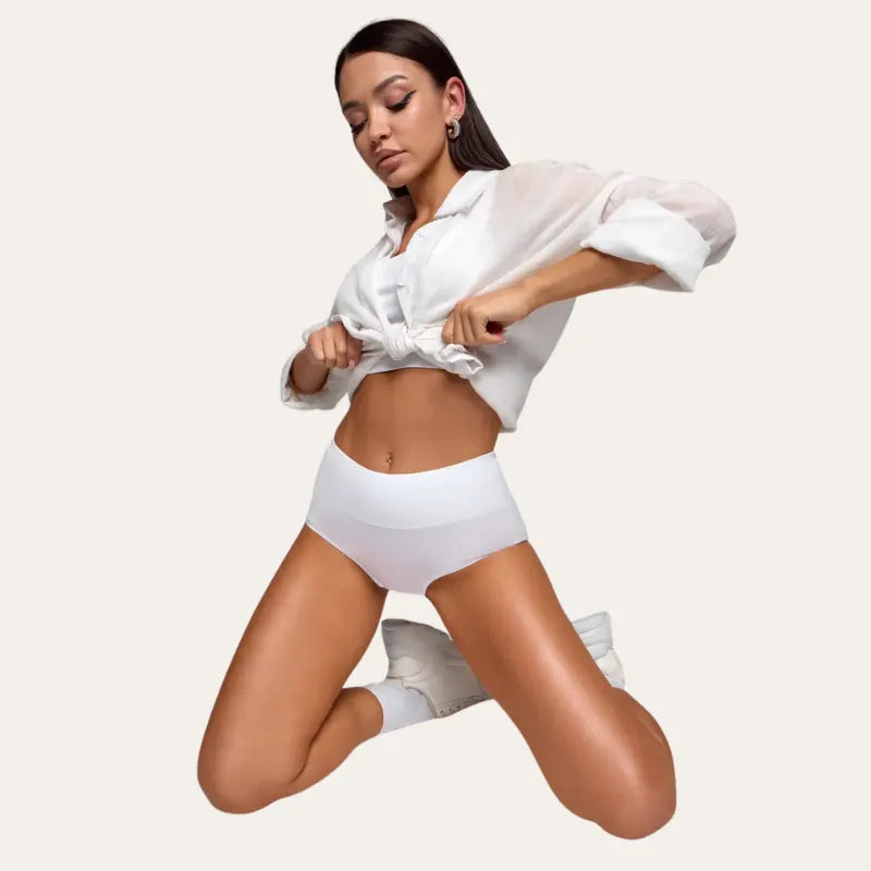 Modelo de joelhos com Cuecas Pure Palum em Branco, cintura média e acabamento liso, com camisa branca