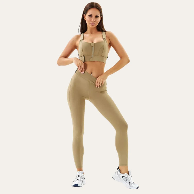 Mulher a usar o soutien desporto Alba caqui com leggings a condizer e ténis brancos