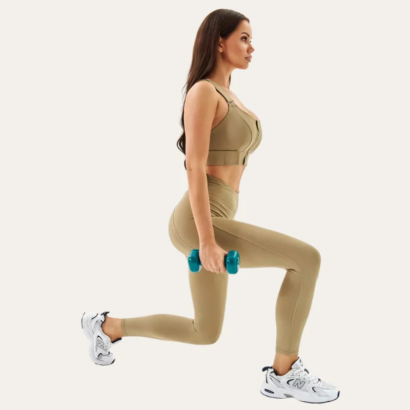 Mulher a fazer exercício com o soutien desporto Alba caqui, leggings e halteres