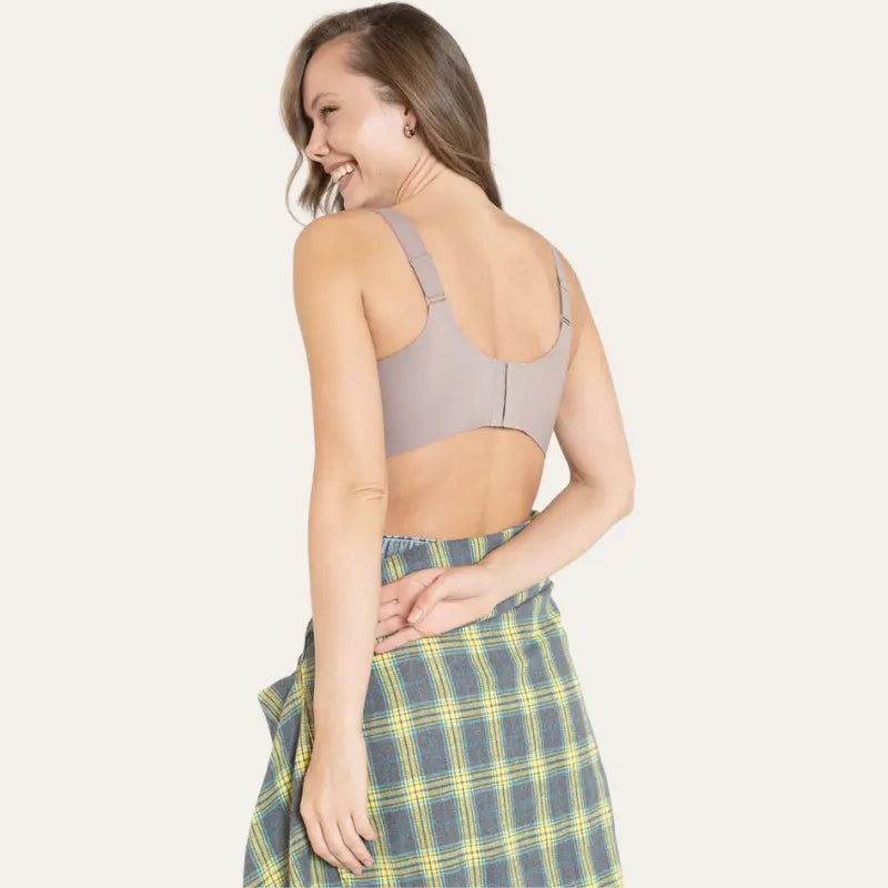 Mulher de costas usando Soutien Grace Nude nude com camisa xadrez amarrada na cintura
