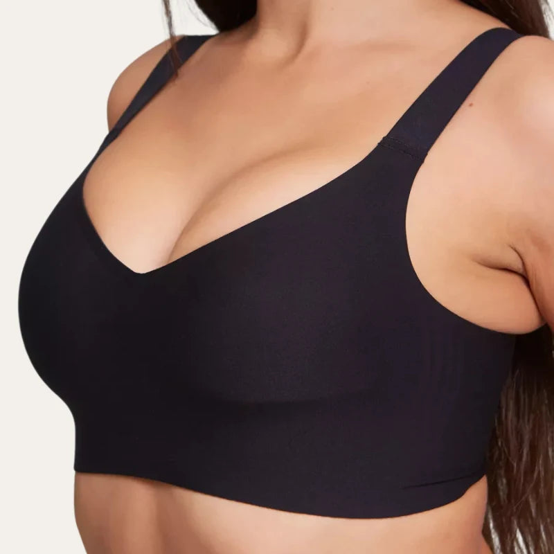 Modelo com Soutien Grace Preto sem aro, mostrando a lateral larga e o caimento liso