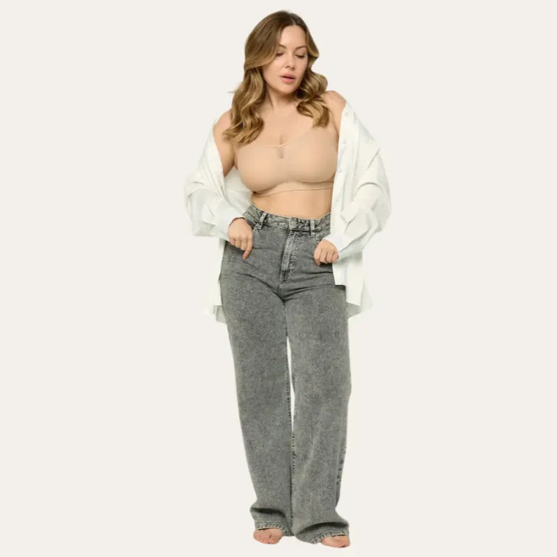 Modelo usando o Soutien Nabel bege sob camisa branca aberta, com calça de ganga