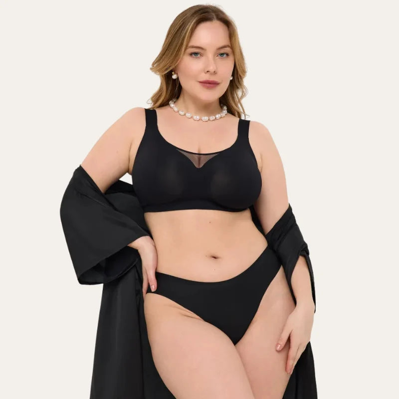 Modelo plus size de frente com Soutien Nabel Palum em Preto, conjunto preto e kimono