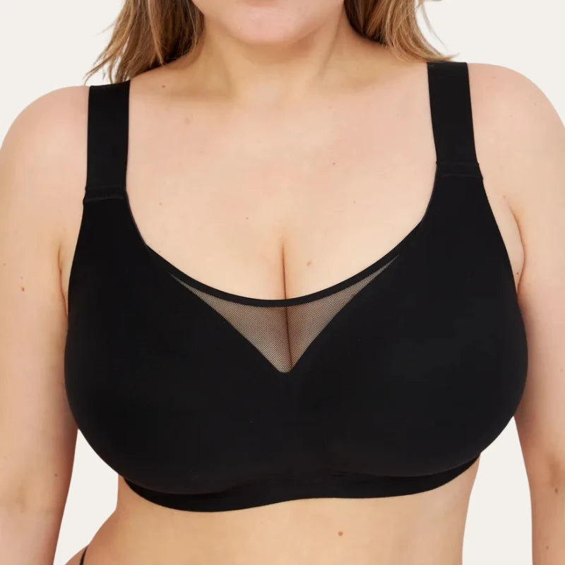Detalhe frontal do Soutien Nabel preto, com recorte em tela no decote e superfície lisa, sem costuras aparentes