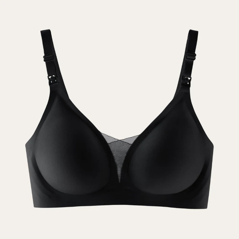 Soutien para amamentar Serene preto, com copas moldadas, recorte em tule e clips nas alças, em fundo neutro