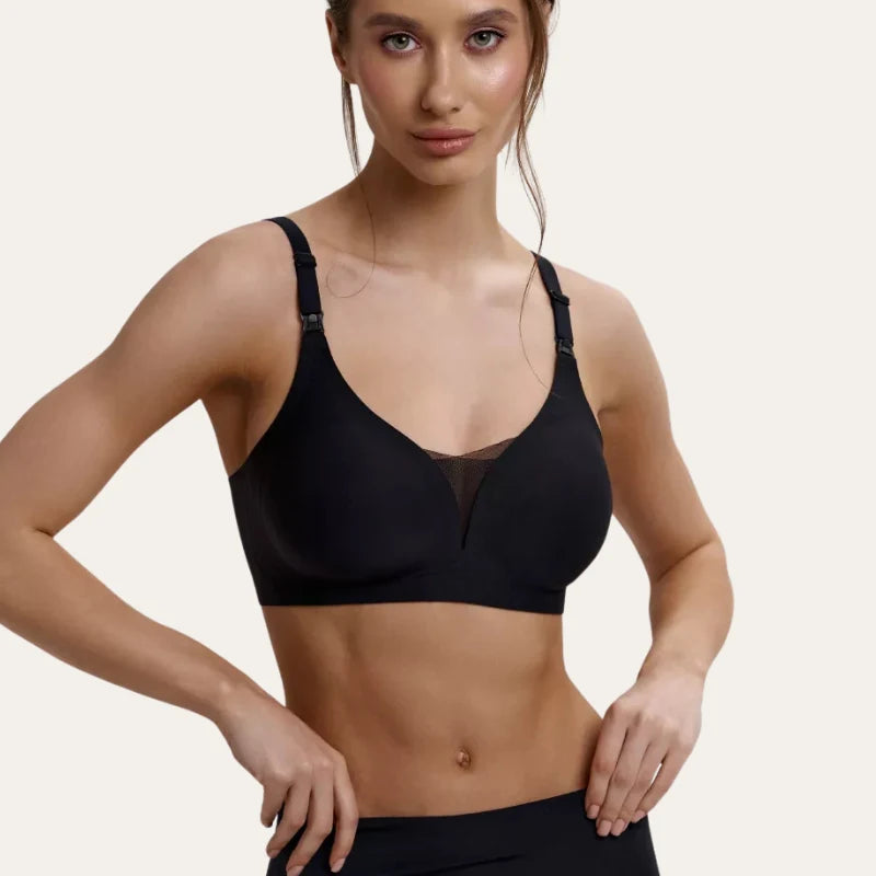 Mulher de lado a usar o soutien para amamentar Serene preto, com lateral larga, copas moldadas e cuecas de cintura alta