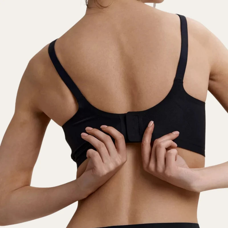 Detalhe das costas do soutien para amamentar Serene preto, com fecho de colchetes