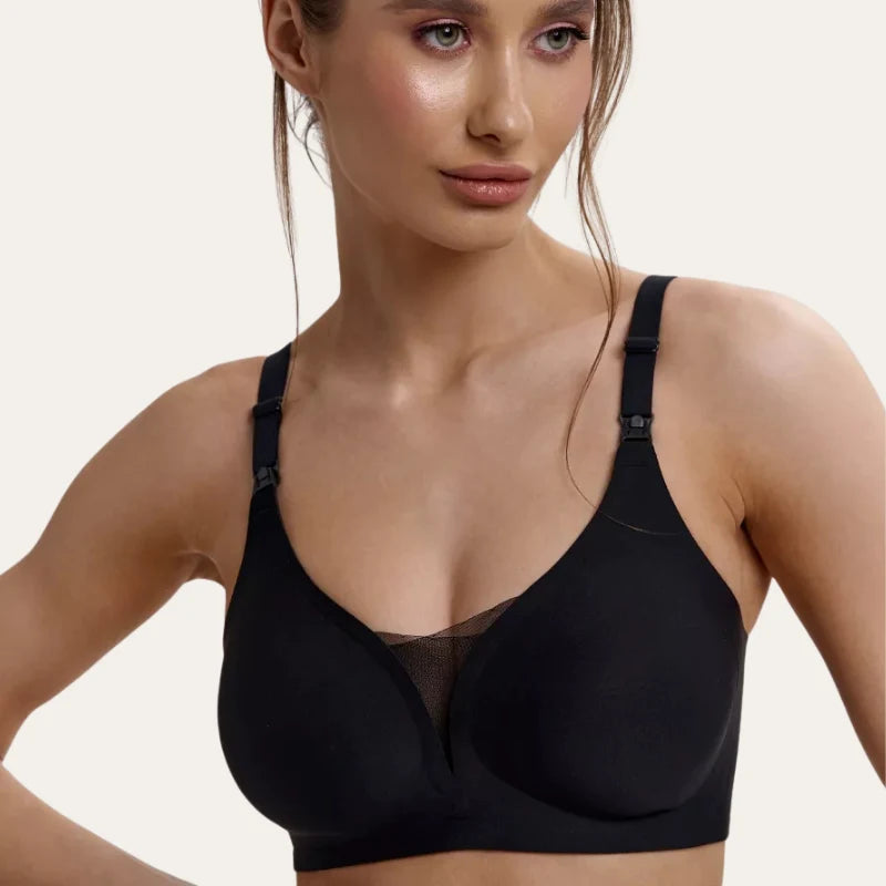 Mulher a usar o soutien para amamentar Serene preto, com recorte em tule no centro do decote