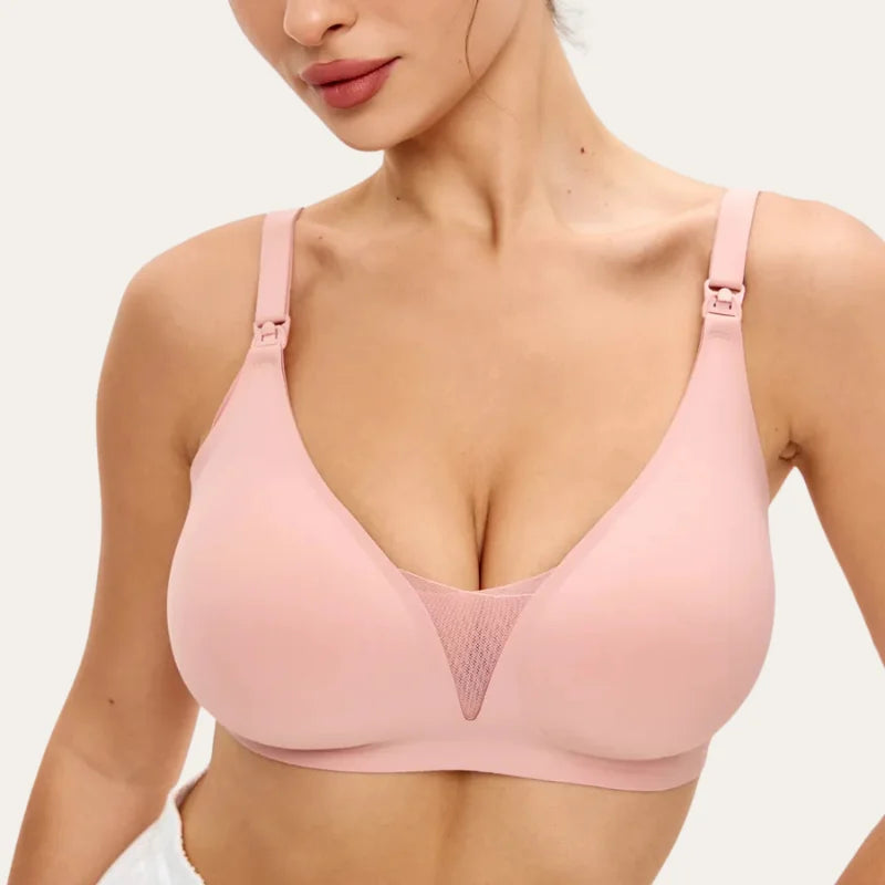 Detalhe frontal do soutien para amamentar Serene rosé, com taças moldadas, recorte em tule e clips nas alças