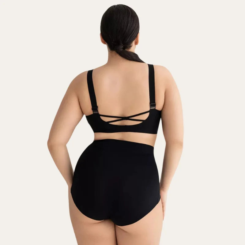 Mulher de costas usando Soutien Pilier Preto com detalhe trançado nas costas