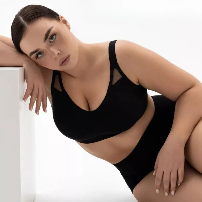 Modelo reclinada usando Soutien Pilier Preto sem aro com recorte em tela nas alças