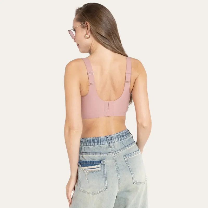 Mulher de costas usando Soutien Sávia Rosé com calça de ganga