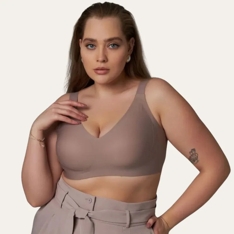 Mulher vestindo Soutien Vega Nude sem aro com calça de alfaiataria nude