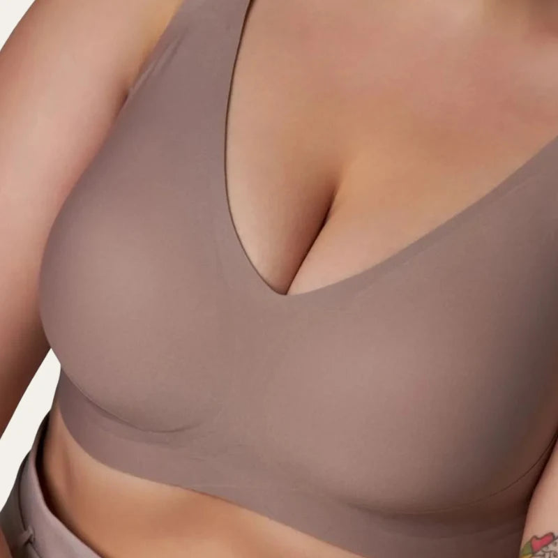 Detalhe do Soutien Vega Nude sem costura com decote em V