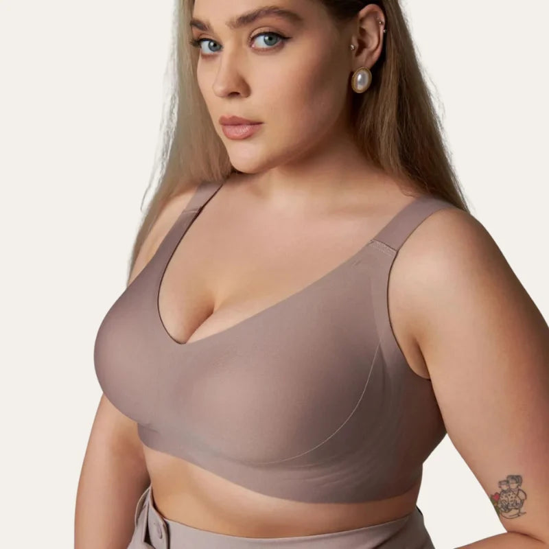 Modelo com Soutien Vega Nude sem aro, com decote em V e lateral larga