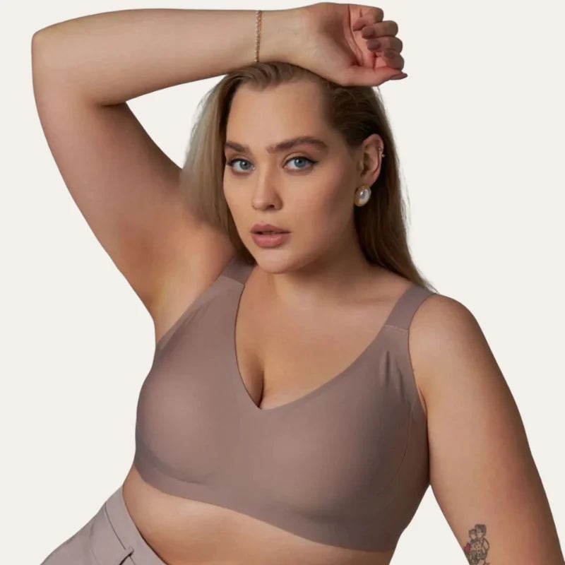 Mulher com Soutien Vega Nude sem aro mostrando o caimento confortável