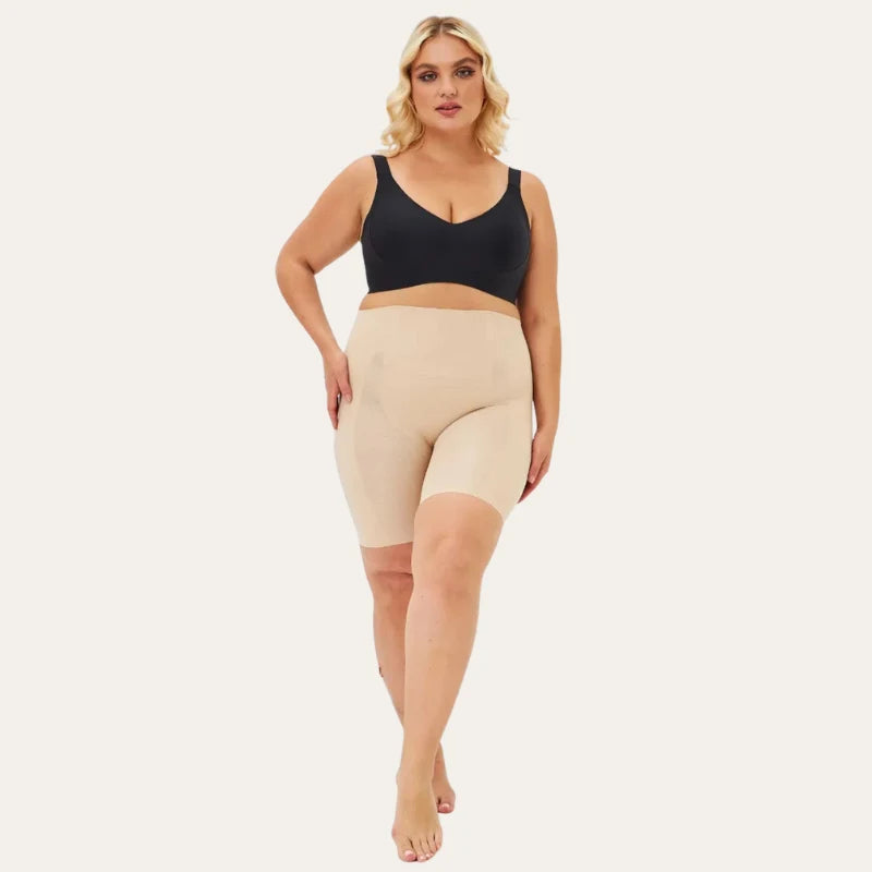 Mulher vestindo Soutien Vega Preto sem aro com bermuda modeladora bege