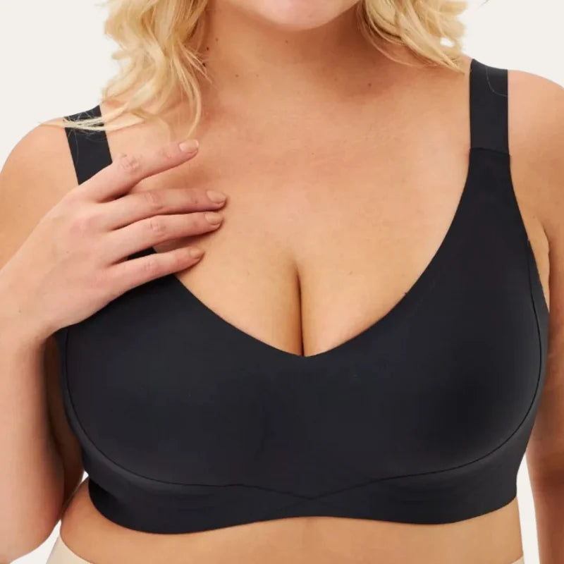 Detalhe do Soutien Vega Preto sem costura com decote em V e alças largas